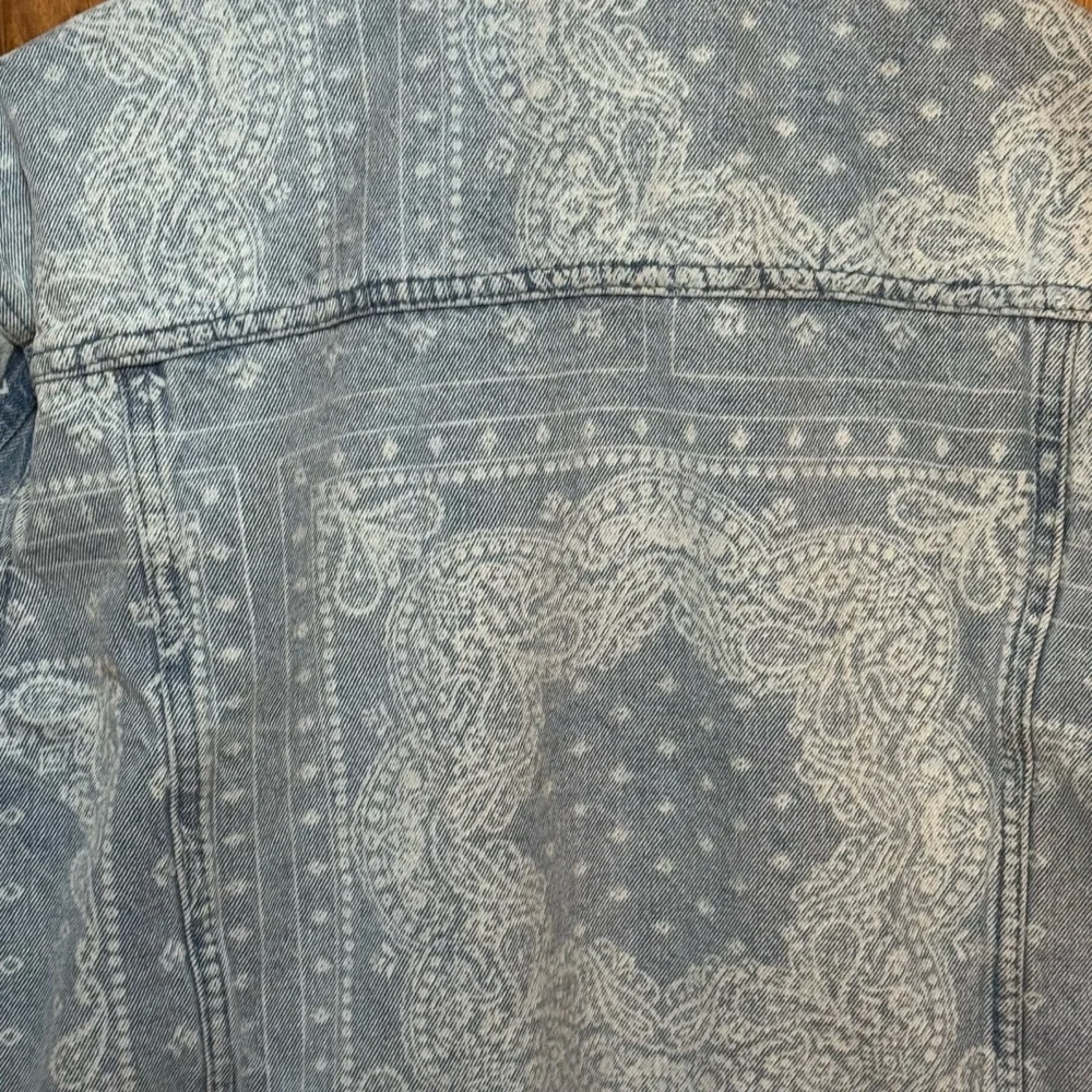 PacSun Men’s Light Wash Paisley Print Denim Jacket Size L - Picture 7 of 16